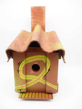 Vogelhäuschen, handgefertigt, nachhaltig, Nistplatz, Vogelschutz, Save the Farm, Naturschutz, Tiere, Geschenk, Garten, Dekoration, Frühling, Sommer, Winter, Umwelt, Artenvielfalt, Lebensraum, Stuttgart, Baden-Württemberg, Deutschland